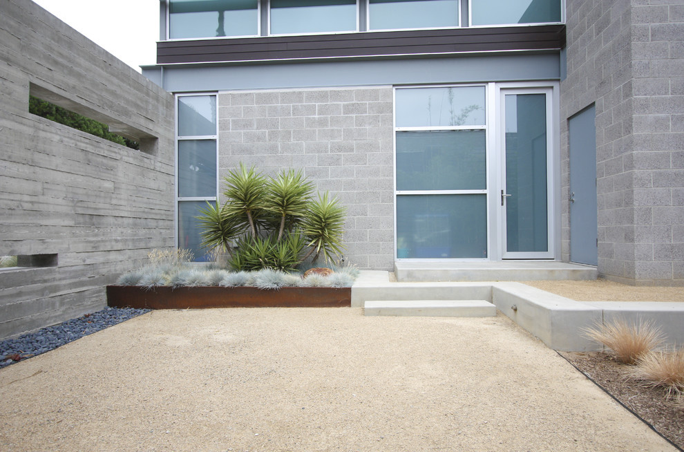 На фото: участок и сад на внутреннем дворе в стиле модернизм с покрытием из гранитной крошки
