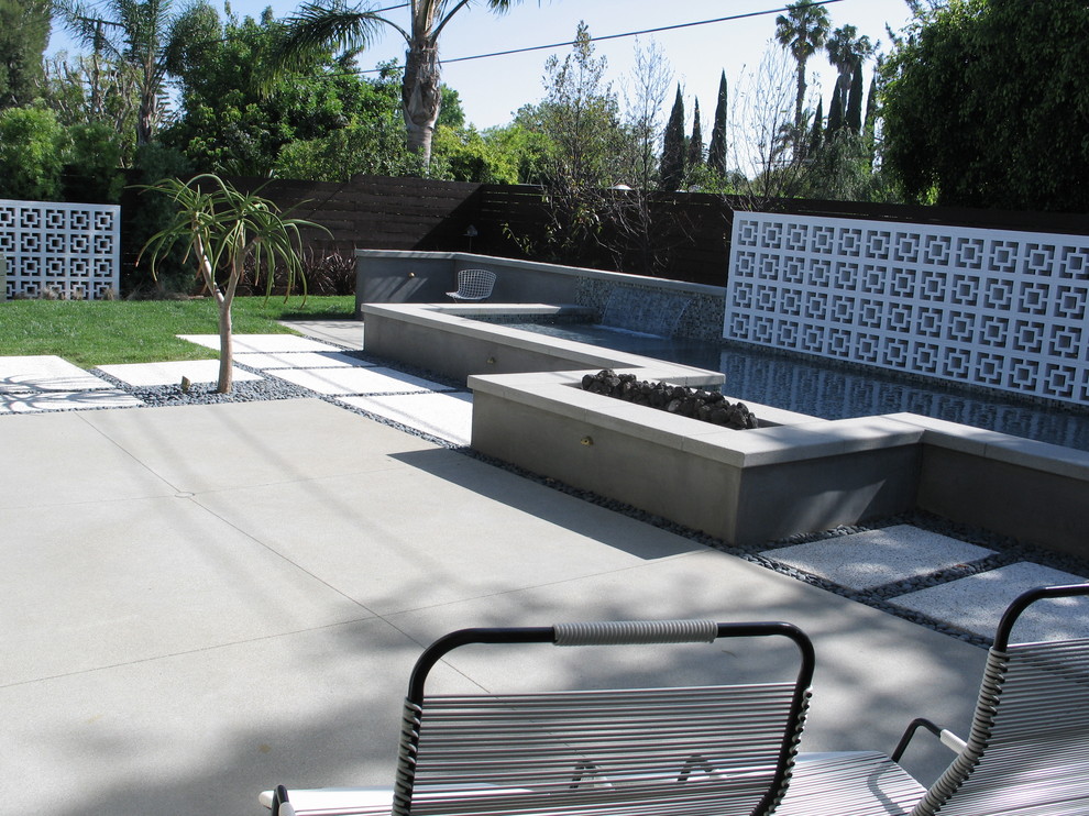 Design ideas for a mid-century modern landscaping in San Diego.