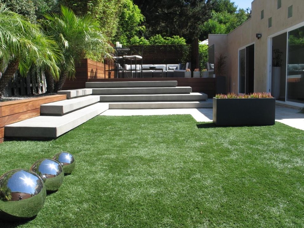 Пример оригинального дизайна: участок и сад на заднем дворе в стиле модернизм
