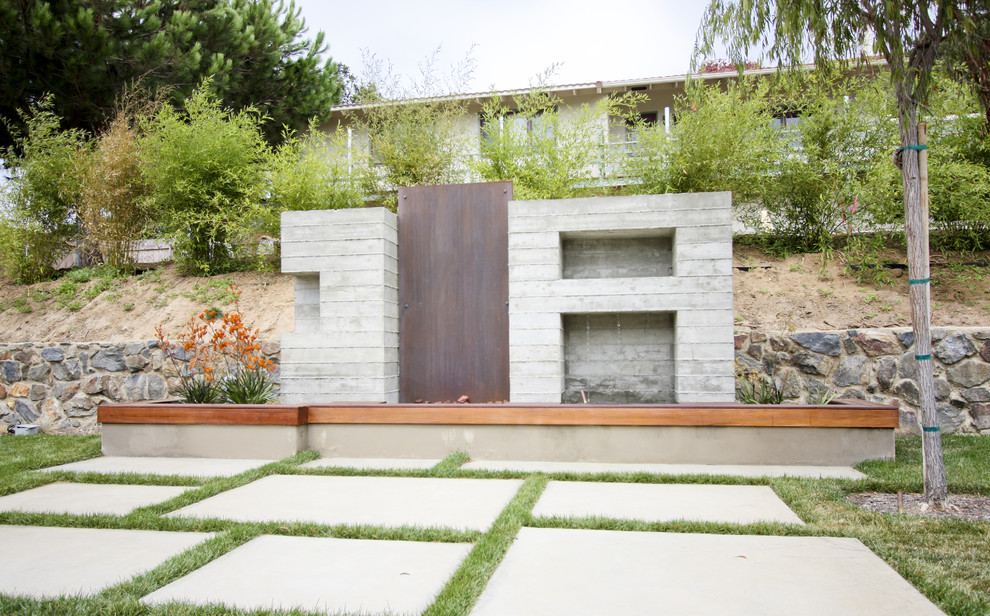 Contemporary garden in San Diego with a water feature.