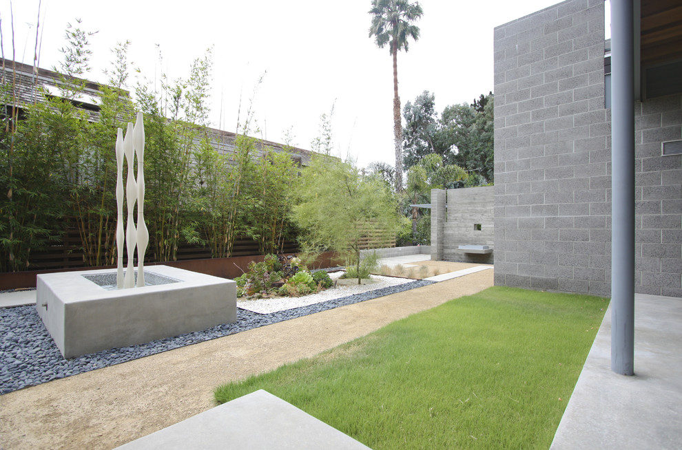 Свежая идея для дизайна: участок и сад в стиле модернизм с забором - отличное фото интерьера