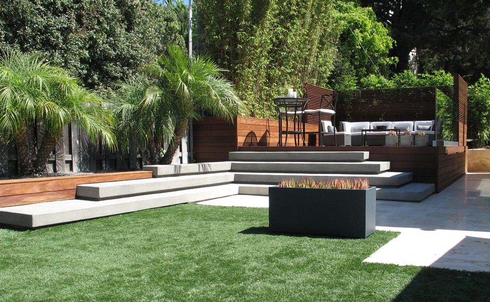 Идея дизайна: участок и сад на заднем дворе в современном стиле с растениями в контейнерах