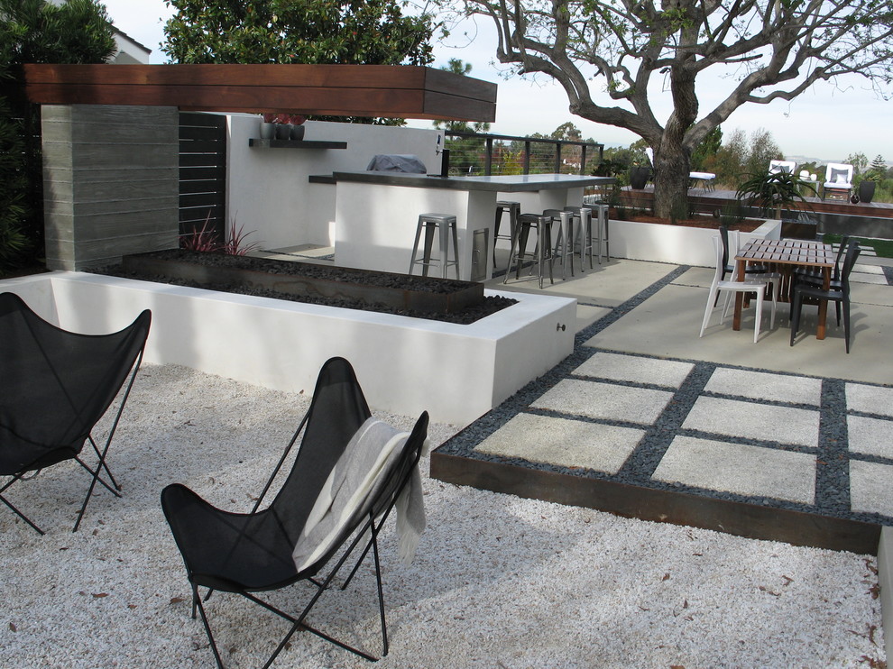 Design ideas for a modern patio in San Diego.