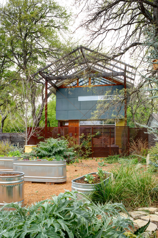 Foto på en funkis trädgård, med utekrukor och trädäck