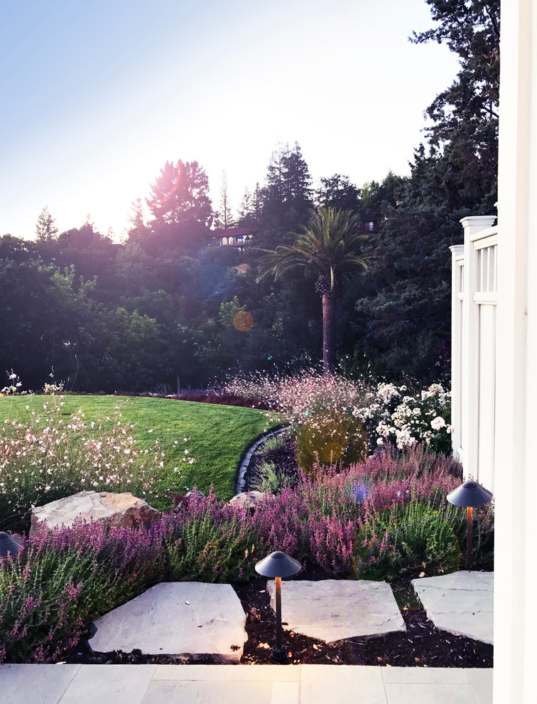Свежая идея для дизайна: участок и сад в классическом стиле - отличное фото интерьера