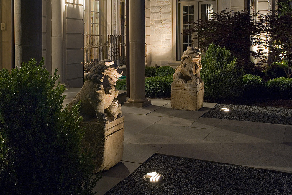 Photo of a medium sized classic front garden for summer in Chicago with natural stone paving.