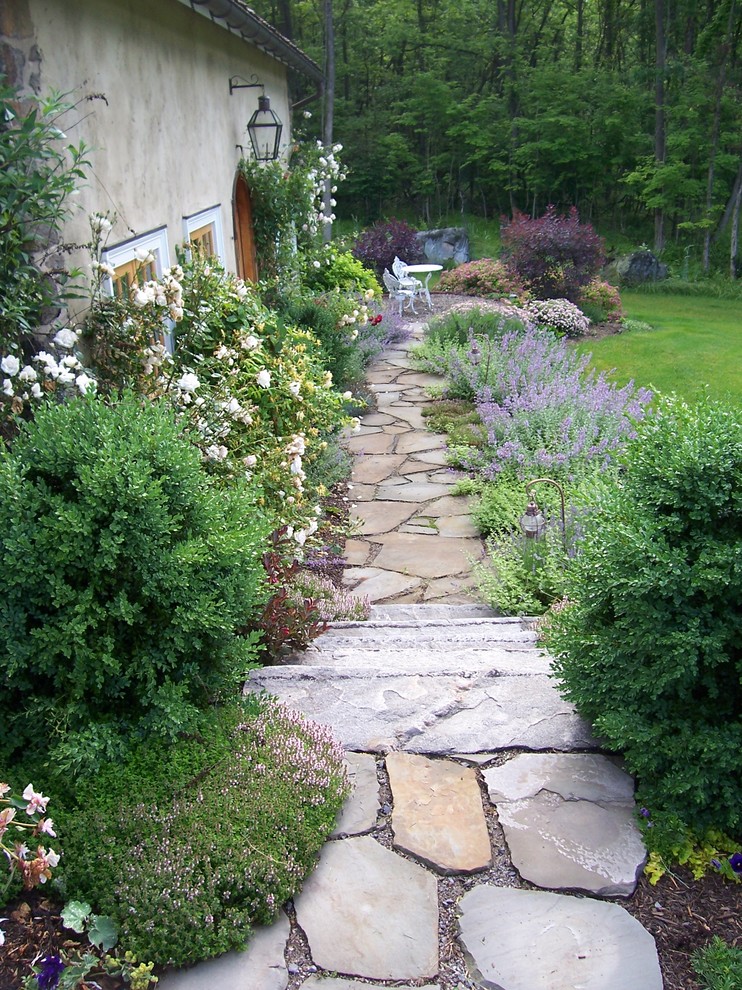 Inspiration for a farmhouse landscaping in Philadelphia.