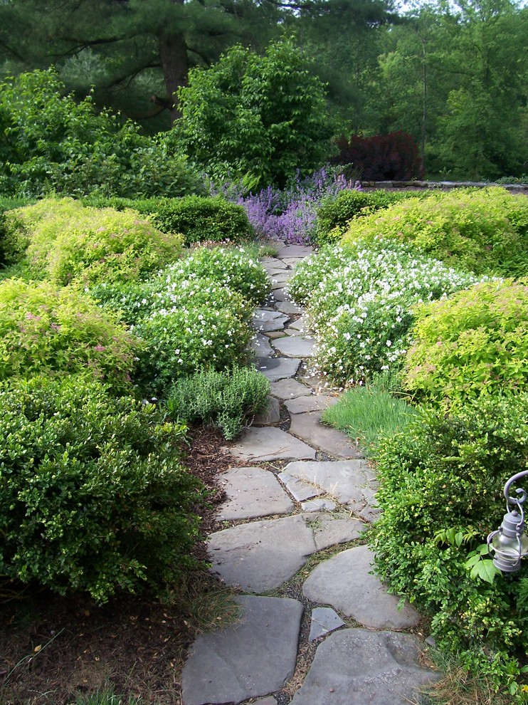 На фото: участок и сад на заднем дворе в стиле кантри с покрытием из каменной брусчатки