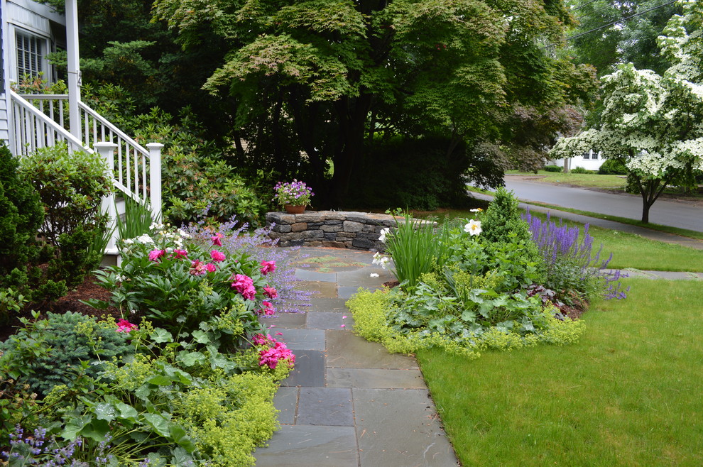 Свежая идея для дизайна: весенний участок и сад на переднем дворе с садовой дорожкой или калиткой, полуденной тенью и покрытием из каменной брусчатки - отличное фото интерьера