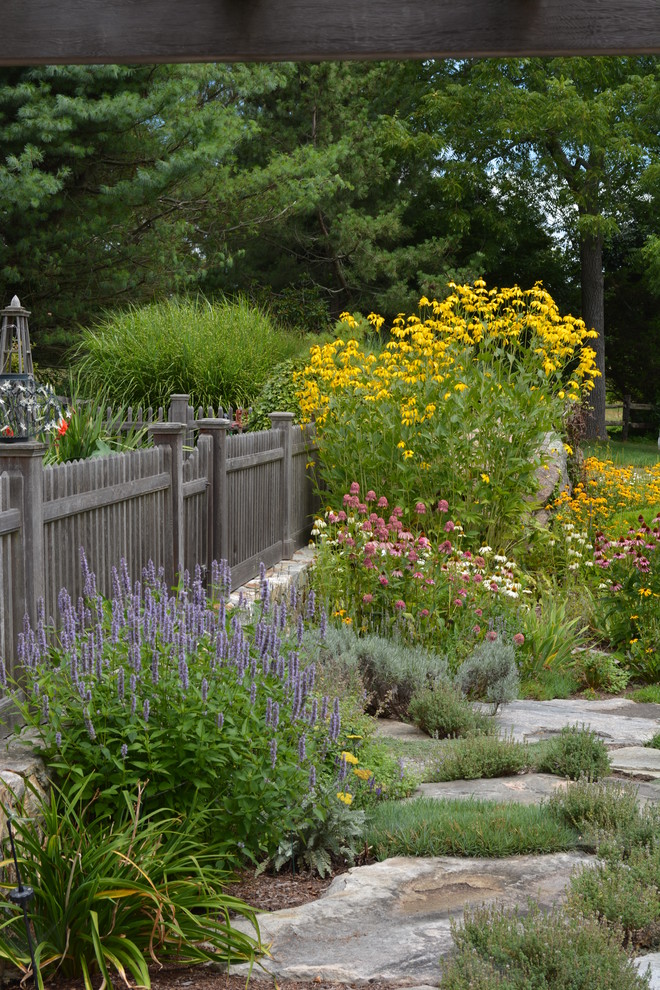 Свежая идея для дизайна: солнечный, летний участок и сад на заднем дворе в классическом стиле с садовой дорожкой или калиткой, хорошей освещенностью и покрытием из каменной брусчатки - отличное фото интерьера