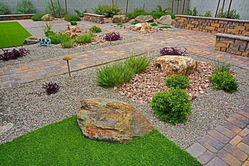 Ejemplo de jardín de estilo americano de tamaño medio en patio trasero con jardín francés y adoquines de ladrillo