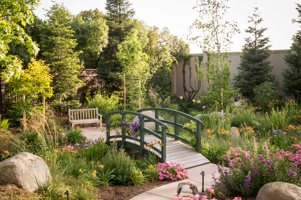Design ideas for a mid-sized traditional backyard landscaping in San Francisco for fall.