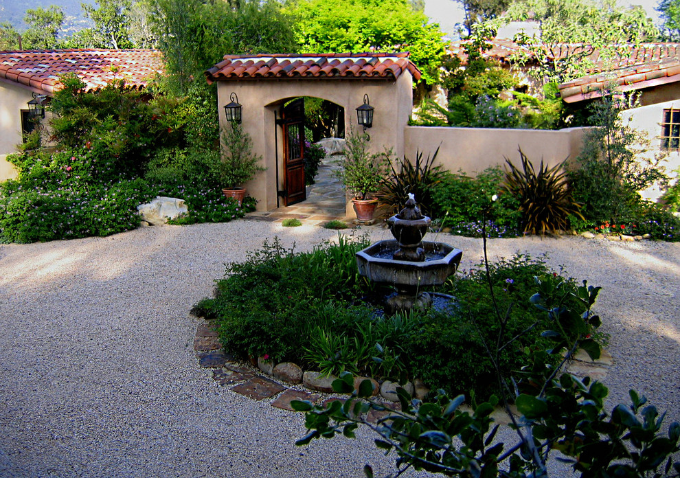 Exemple d'un jardin méditerranéen de taille moyenne et l'été avec une exposition partiellement ombragée et du gravier.