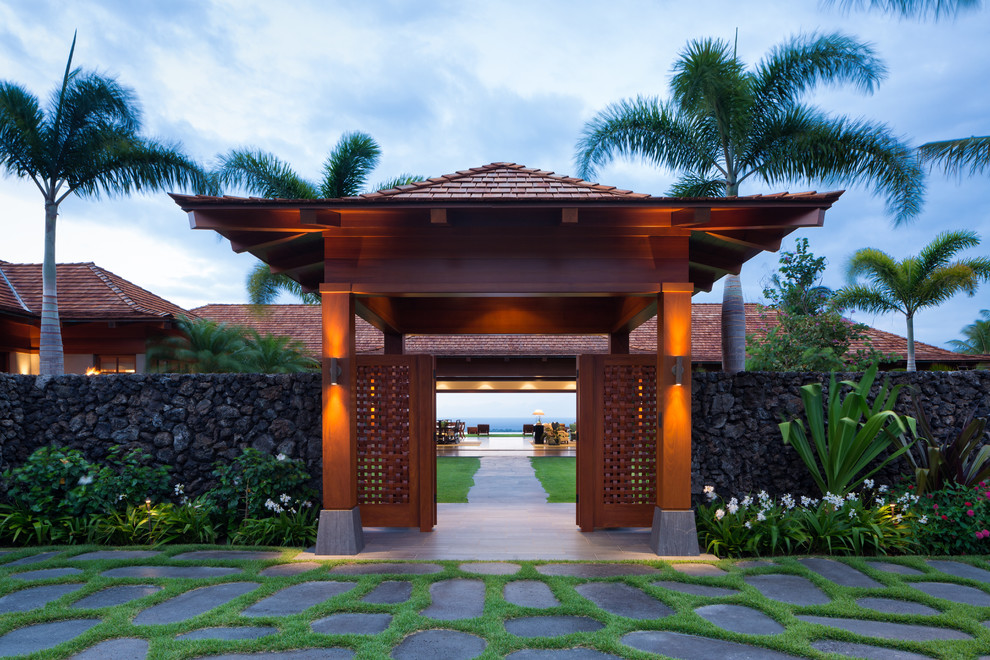 Halbschattiger Garten im Innenhof mit Natursteinplatten in Hawaii