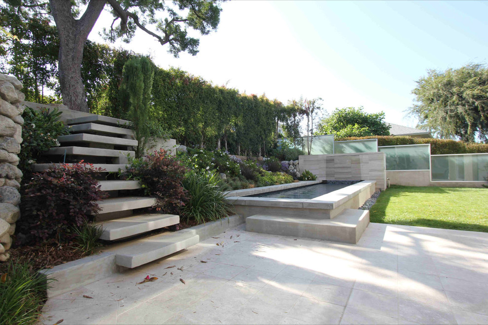 Moderner Garten mit Wasserspiel in Los Angeles