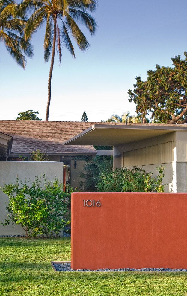 Photo of a mid-century modern landscaping in Hawaii.