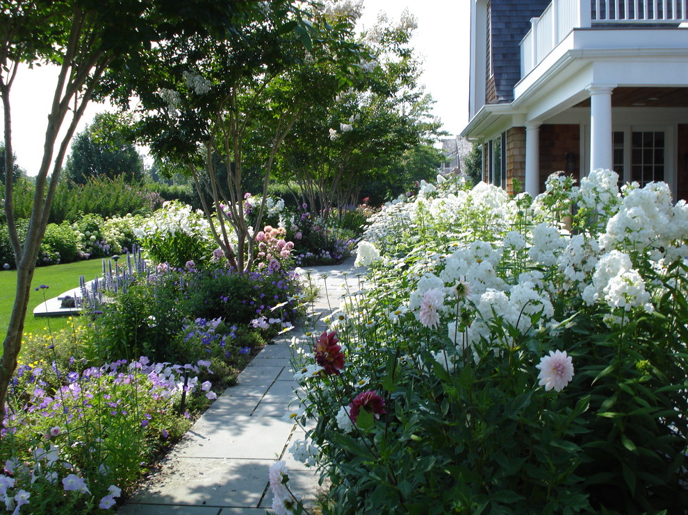 Klassischer Garten im Sommer mit Natursteinplatten in New York
