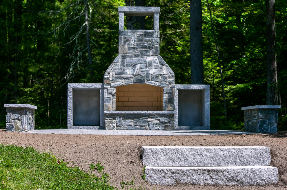 Exemple d'un grand xéropaysage arrière chic l'été avec une cheminée, une exposition partiellement ombragée et des pavés en béton.