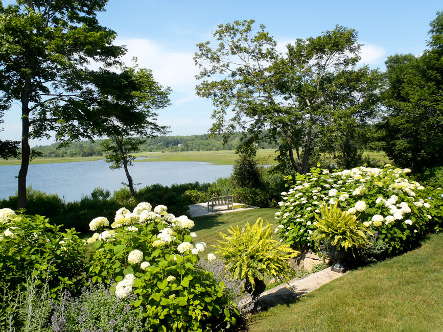 Idee per un grande giardino formale classico esposto in pieno sole nel cortile laterale in estate