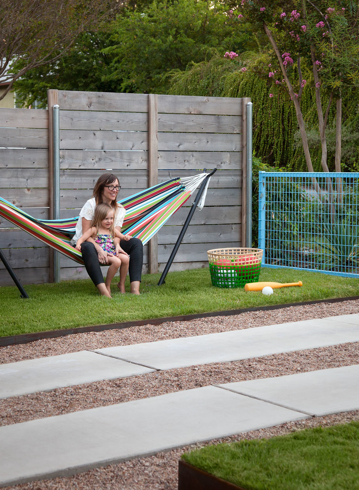 Источник вдохновения для домашнего уюта: участок и сад на переднем дворе в стиле модернизм с покрытием из гравия
