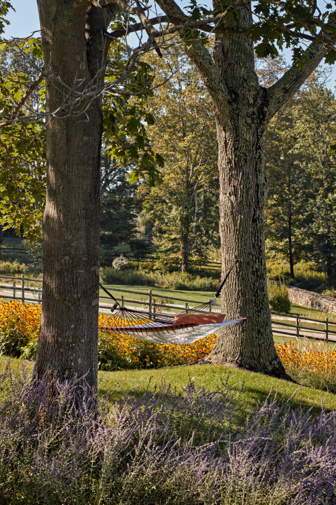 Esempio di un giardino country esposto in pieno sole di medie dimensioni e nel cortile laterale in estate con pavimentazioni in pietra naturale