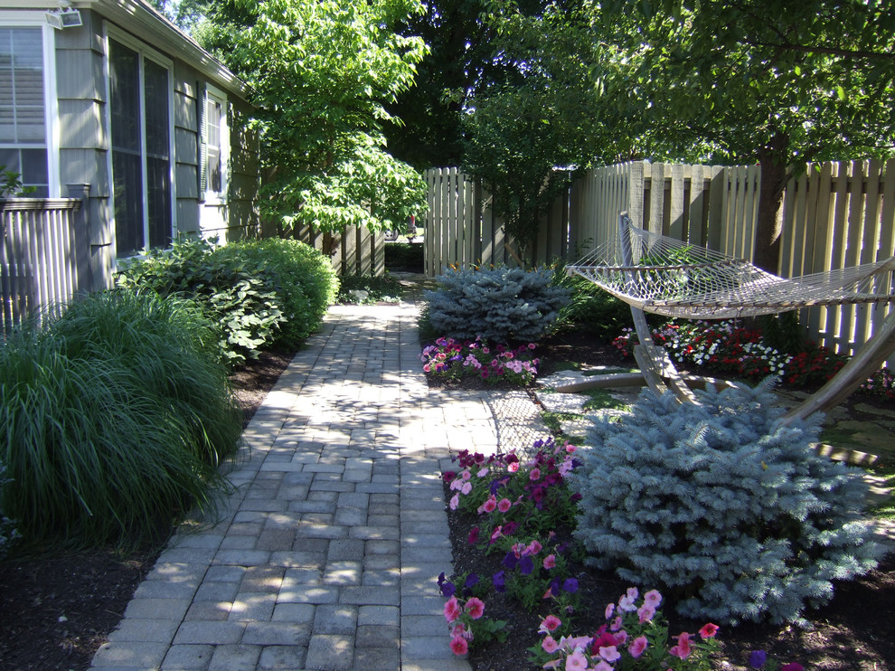 Стильный дизайн: тенистый, летний участок и сад среднего размера на заднем дворе в стиле фьюжн с садовой дорожкой или калиткой и мощением тротуарной плиткой - последний тренд