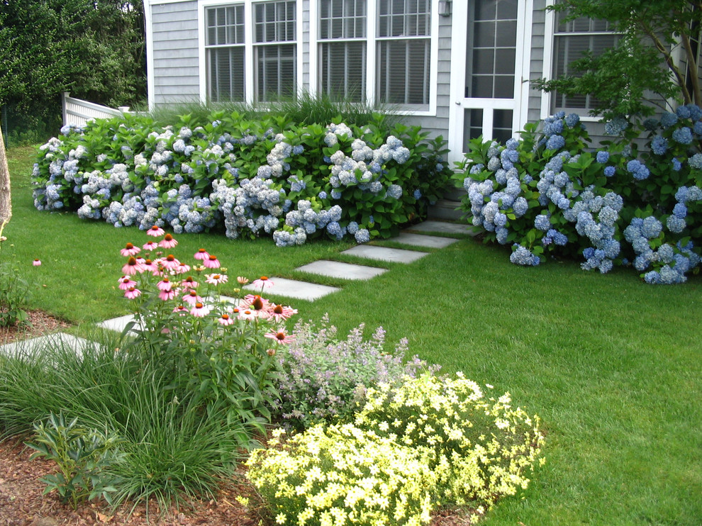 Идея дизайна: большой солнечный регулярный сад на заднем дворе в классическом стиле с садовой дорожкой или калиткой, хорошей освещенностью и мощением тротуарной плиткой