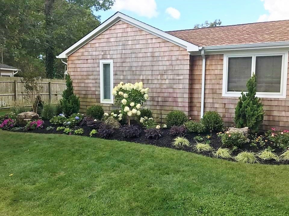 Geometrischer, Mittelgroßer Klassischer Gartenweg hinter dem Haus, im Sommer mit Mulch und direkter Sonneneinstrahlung in New York