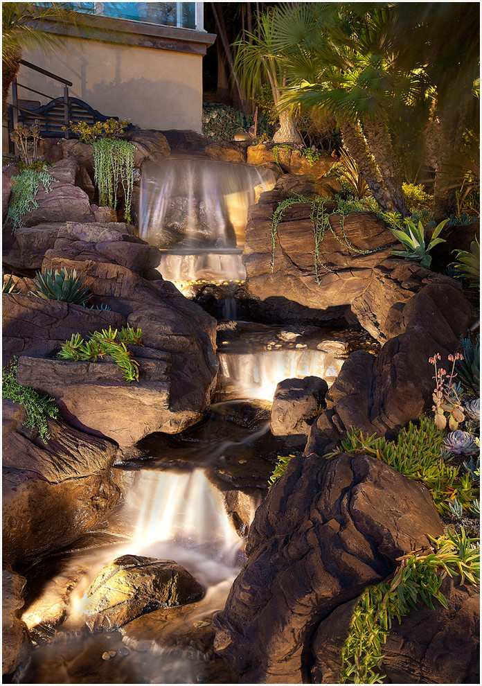 Idée de décoration pour un jardin ethnique avec un point d'eau.