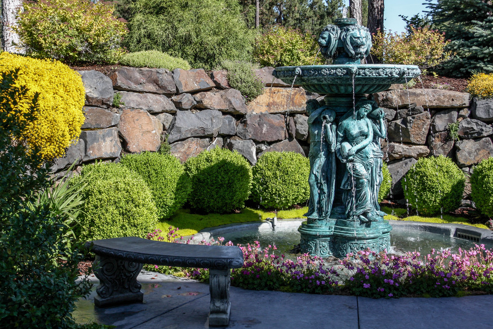 Immagine di un ampio giardino formale chic davanti casa con fontane