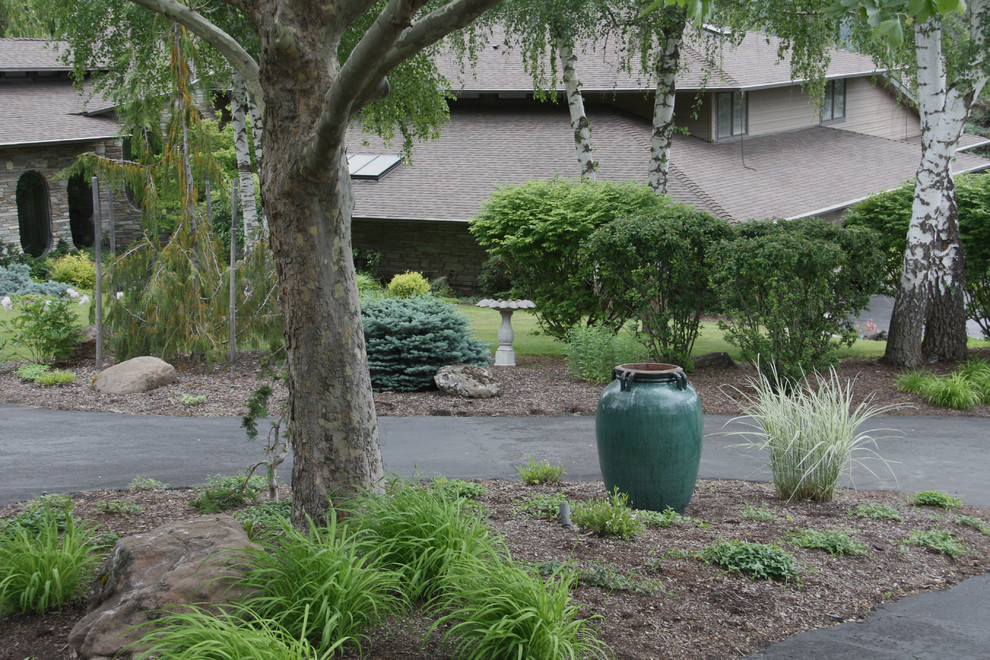 Geräumiger Klassischer Vorgarten mit Auffahrt und Mulch in Seattle