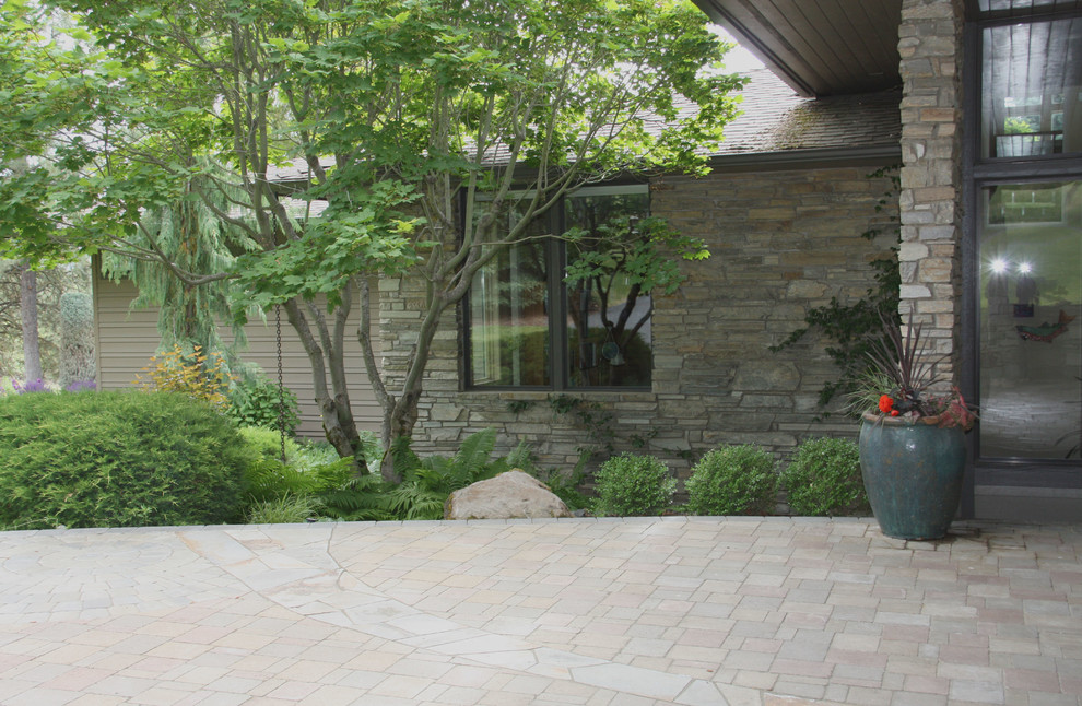 This is an example of an expansive traditional front driveway fully shaded garden in Seattle with mulch.