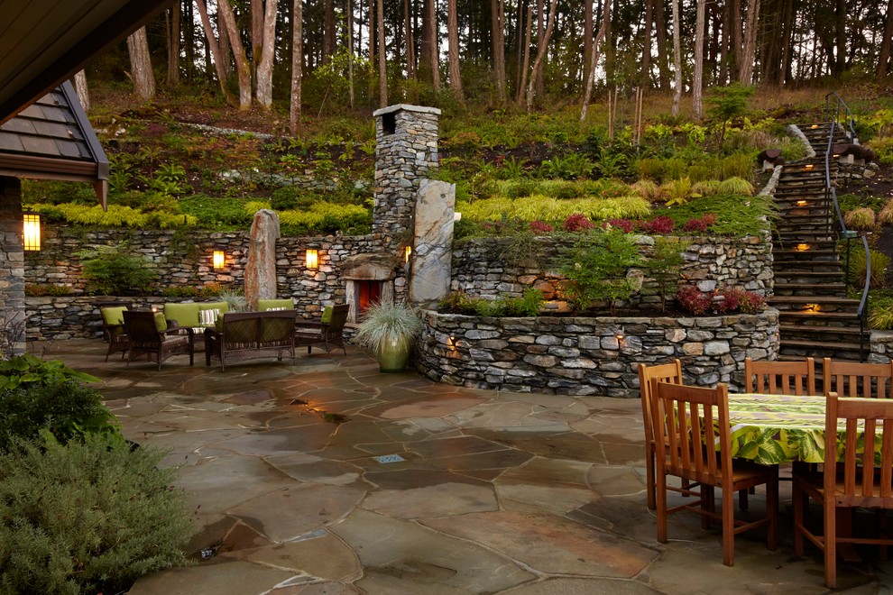 Immagine di un grande giardino stile americano in ombra dietro casa con pavimentazioni in pietra naturale