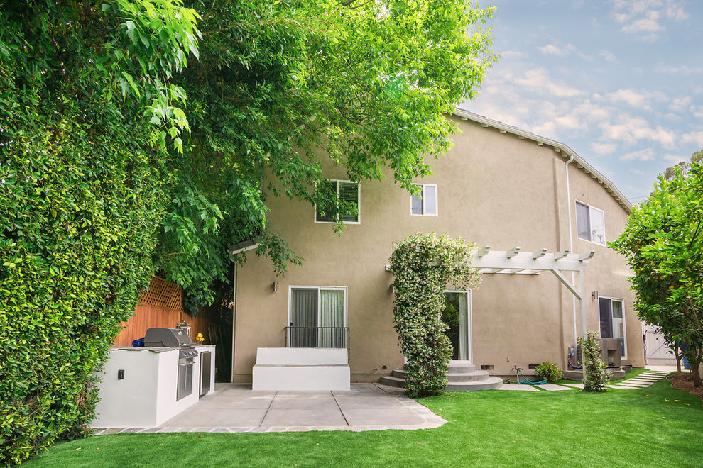 Immagine di un giardino xeriscape minimalista esposto a mezz'ombra di medie dimensioni e dietro casa in estate con pavimentazioni in cemento