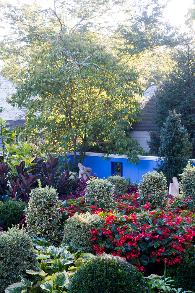 Esempio di un giardino formale contemporaneo esposto a mezz'ombra di medie dimensioni e dietro casa in primavera con pavimentazioni in pietra naturale