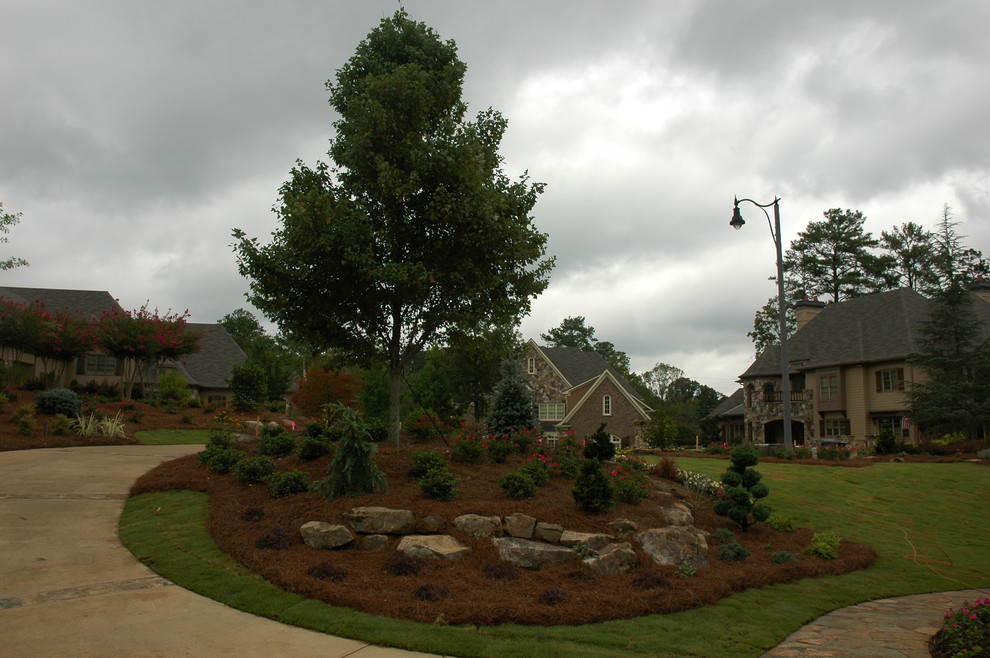 Großer Klassischer Vorgarten im Herbst mit Auffahrt, direkter Sonneneinstrahlung und Natursteinplatten in Atlanta