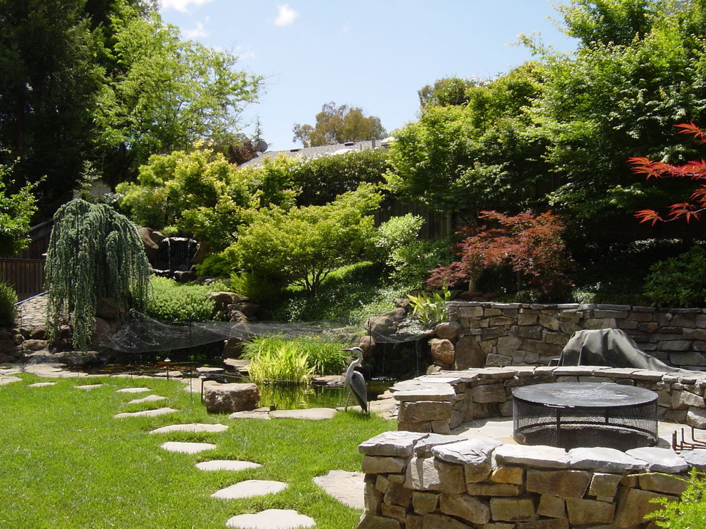 Ispirazione per un laghetto da giardino chic di medie dimensioni e dietro casa