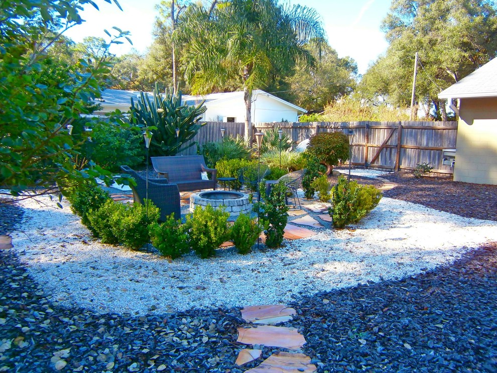 Esempio di un giardino xeriscape etnico esposto in pieno sole di medie dimensioni e dietro casa in estate con un ingresso o sentiero e pavimentazioni in pietra naturale