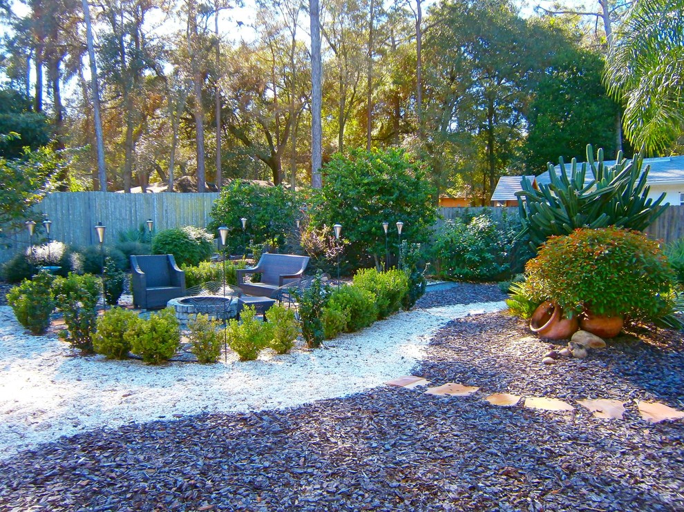Réalisation d'un jardin arrière asiatique de taille moyenne et l'été avec une exposition ensoleillée et des pavés en pierre naturelle.