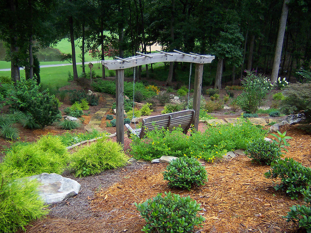 Geometrischer, Mittelgroßer Klassischer Gartenweg hinter dem Haus mit Natursteinplatten in Atlanta
