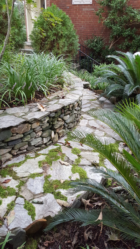 Großer, Halbschattiger Klassischer Gartenweg neben dem Haus mit Natursteinplatten in Atlanta