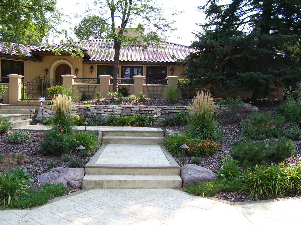 Esempio di un grande giardino xeriscape tradizionale davanti casa con un ingresso o sentiero e pavimentazioni in pietra naturale