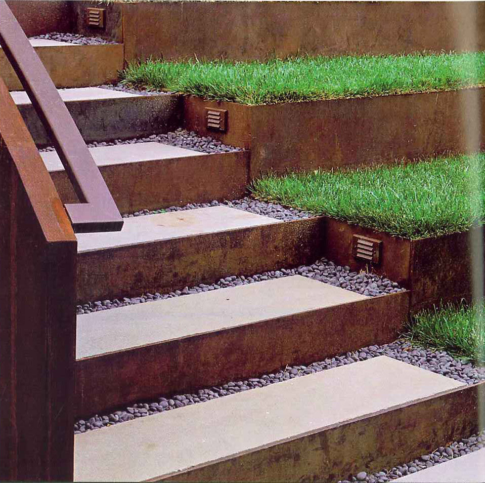 Ispirazione per un piccolo giardino esposto in pieno sole dietro casa con un muro di contenimento e pavimentazioni in cemento