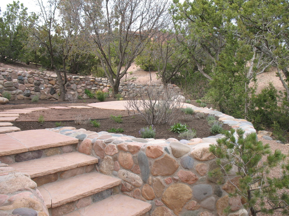 Идея дизайна: большой регулярный сад на заднем дворе в классическом стиле с высокими грядками и покрытием из каменной брусчатки