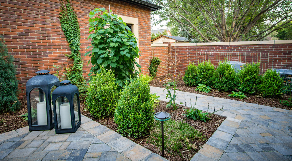 Esempio di un giardino design di medie dimensioni e dietro casa con un ingresso o sentiero e pavimentazioni in pietra naturale