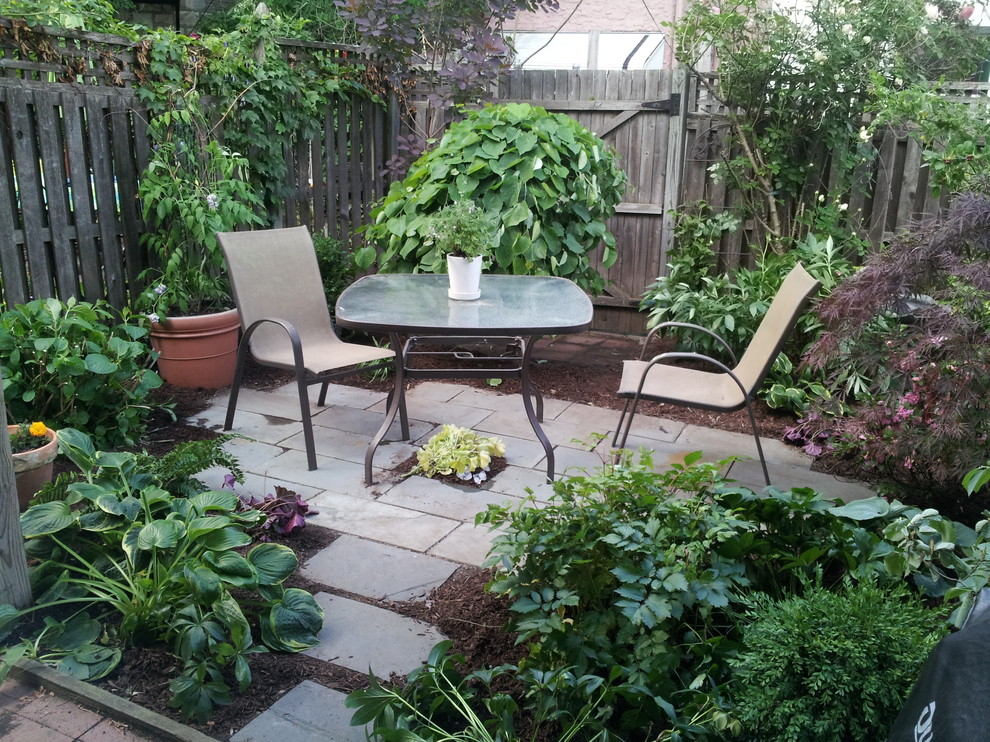 На фото: маленький участок и сад в классическом стиле для на участке и в саду с