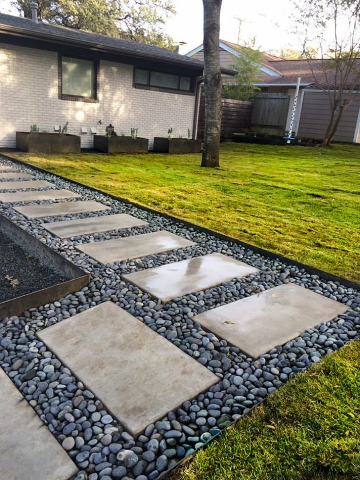 Foto di un giardino design esposto a mezz'ombra di medie dimensioni e dietro casa in autunno con pavimentazioni in cemento
