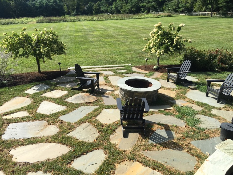 Idee per un grande giardino tradizionale esposto in pieno sole dietro casa in estate con un focolare e pavimentazioni in pietra naturale