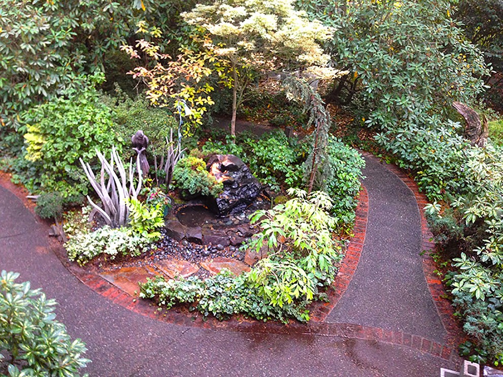 Geometrischer, Großer Klassischer Gartenweg im Sommer, hinter dem Haus mit direkter Sonneneinstrahlung und Pflastersteinen in Seattle