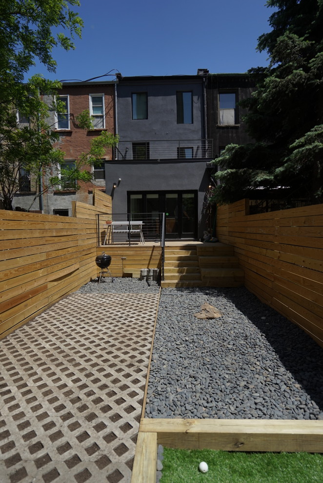 Geometrischer, Mittelgroßer Moderner Garten im Sommer, hinter dem Haus mit Spielgerät, direkter Sonneneinstrahlung und Dielen in New York